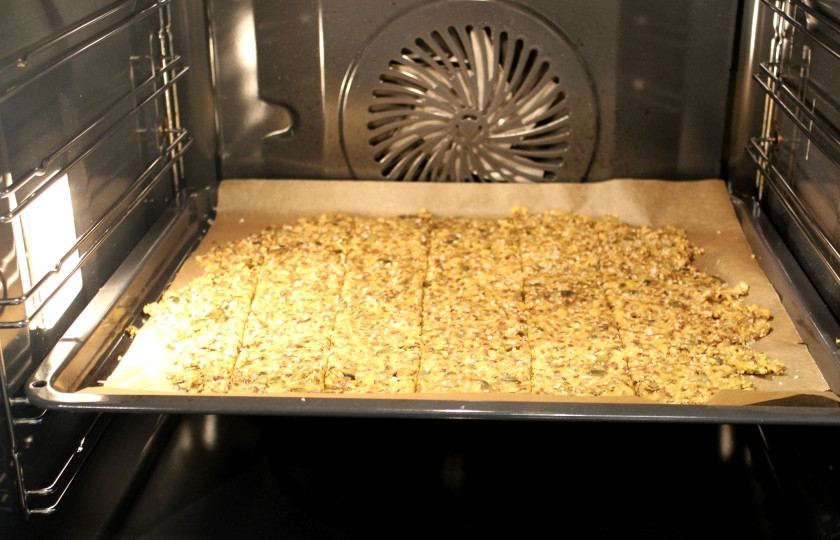 1. Этап. Кукурузные хлебцы: Затем посыпаем тесто морской солью и отправляем запекаться в духовку, разогретую до 150 градусов примерно на 40-50 минут.