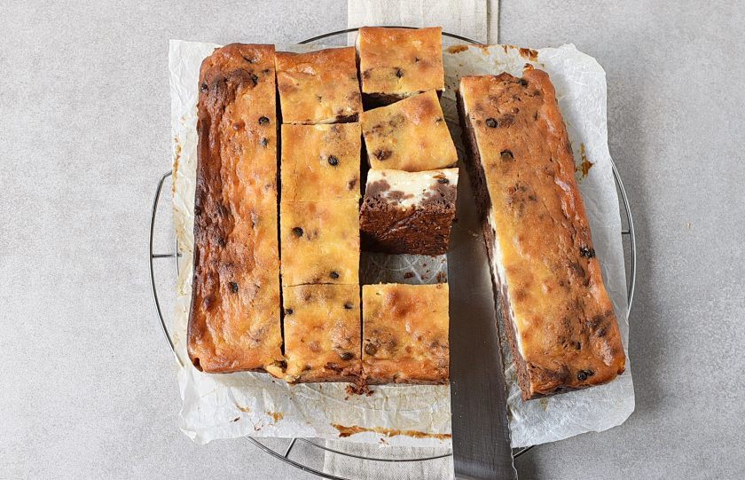 1. Этап. Шоколадный пирог с творогом: Готовому пирогу дайте остыть на решетке, затем нарежьте порционно.