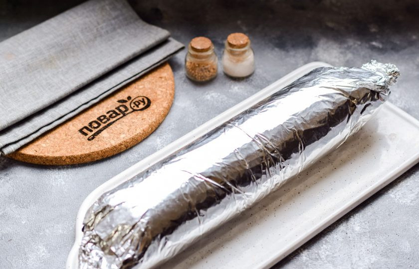 1. Этап. Куриный рулет по Дюкану: Переложите заготовку на фольгу, оберните ее в несколько слоев. Отправьте в духовку на 40-50 минут при температуре 180 градусов.