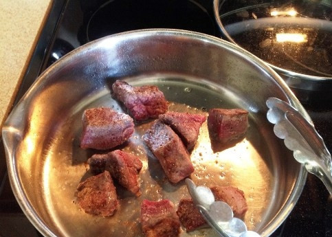 1. Этап. Суп (борщ) с мясом: На растительном масле (2 ст. л) обжариваем кусочки мяса (предварительно посолив их и поперчив по своему вкусу) до небольшой корочки.