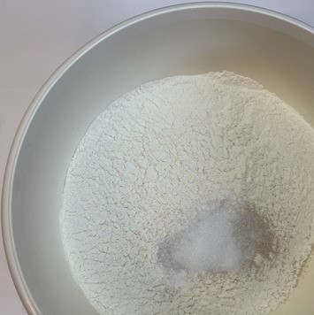 1. Этап. Быстрые багеты: Если у вас свежие дрожжи, растворите дрожжи и сахар примерно в 50 мл теплой воды, дайте им подойти минут 15 в тепле. С сухими дрожжами этот шаг пропустить. Просеять муку, добавить 3 г дрожжей (1 ч. л без горки), сахар и соль, перемешать.