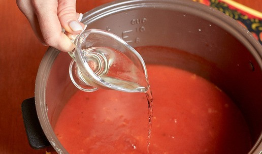 1. Этап. Томатно-сливочный суп: Дать покипеть, потом влить белое вино.