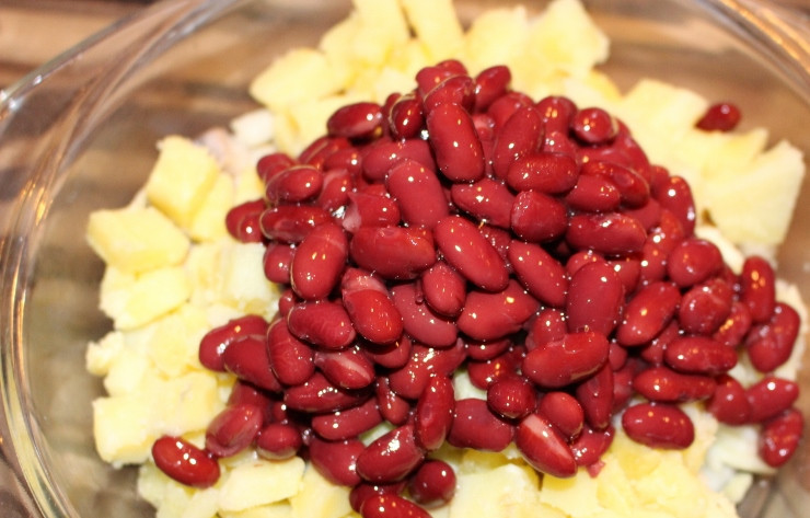 1. Этап. Салат Дмитрий: Все нарезанные ингредиенты складываем в глубокую миску. Открываем банку консервированной фасоли, сливаем жидкость, а фасоль выкладываем в миску.