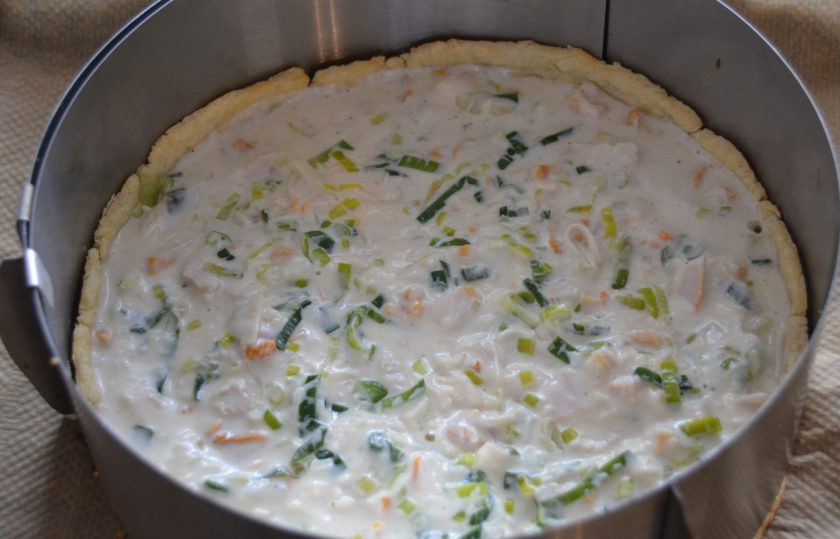 1. Этап. Киш с копченой курицей: Выложите в подпеченную форму начинку лук-порей с курицей, перемешанные с подготовленной заливкой.