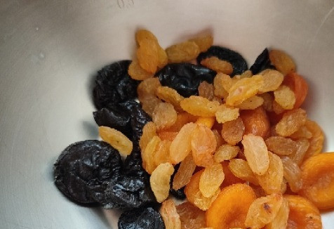 1. Этап. Творожный десерт с сухофруктами: Сухофрукты замочить (без фиников) и промыть в тёплой воде, просушить. Можно это сделать накануне.