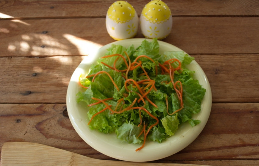 1. Этап. Салат с копченой курицей и корейской морковкой: Из маринада вынуть морковь по-корейски. Кусочки морковки разложить на салатные листья.