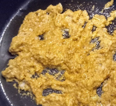 1. Этап. Лакса 18 карат: В кастрюле с глубоким дном разогреть оставшееся масло и прогревать содержимое блендера 12 минут.