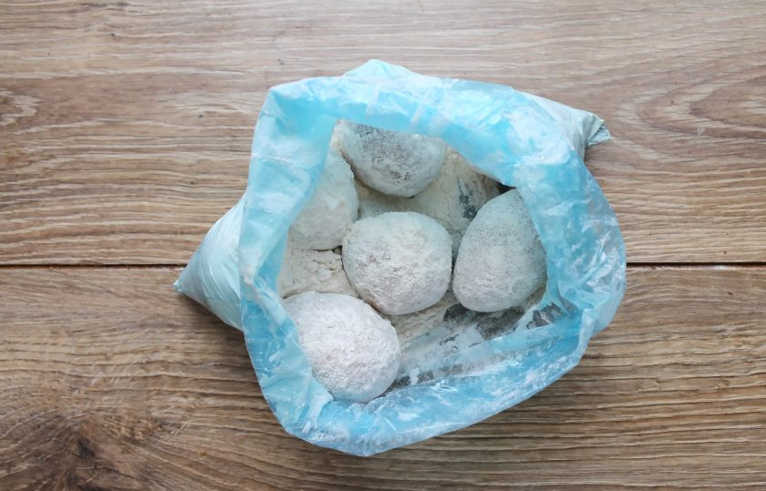 1. Этап. Картошка по-деревенски в микроволновке: В пакете смешайте муку, соль и выложите картофель. Хорошо встряхните, чтобы весь картофель покрылся смесью.