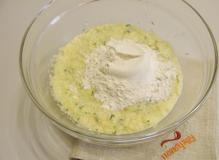 1. Этап. Картофельные оладьи: Всыпьте просеянную муку. Хорошенько перемешайте, чтобы не было мучных комочков.