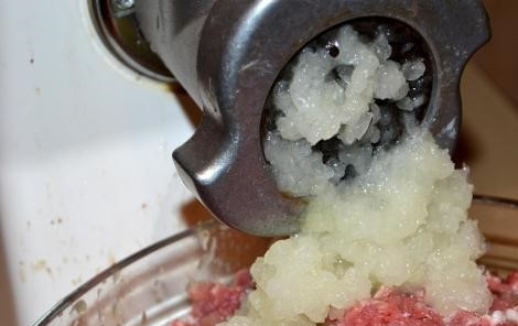 1. Этап. Колбаски из говядины: 2. Начистите большое количество лука. Пропустите его весь через мясорубку. Добавьте к ранее перекрученному мясному фаршу.