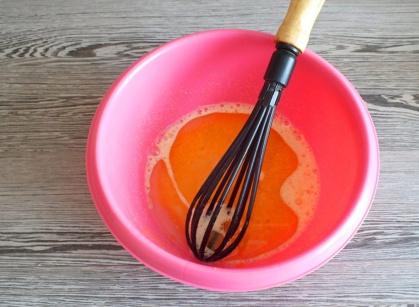 1. Этап. Пирог с творогом и сгущенкой: Добавьте растительное масло. Перемешайте.