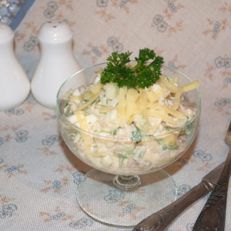 Салат с тунцом, рисом и сыром