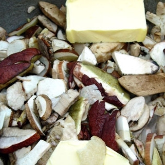 1. Этап. Пассерованный грибной суп: Затем грибы необходимо крупно нарезать прямо в ту кастрюлю, где они будут вариться. Туда же добавляем сливочное масло. Ставим кастрюлю на медленный огонь и тушим грибы в сливочном масле и собственном соку до тех пор, пока выделяющийся из грибов сок не выпарится почти полностью. Не забывайте помешивать, чтобы не пригорело.