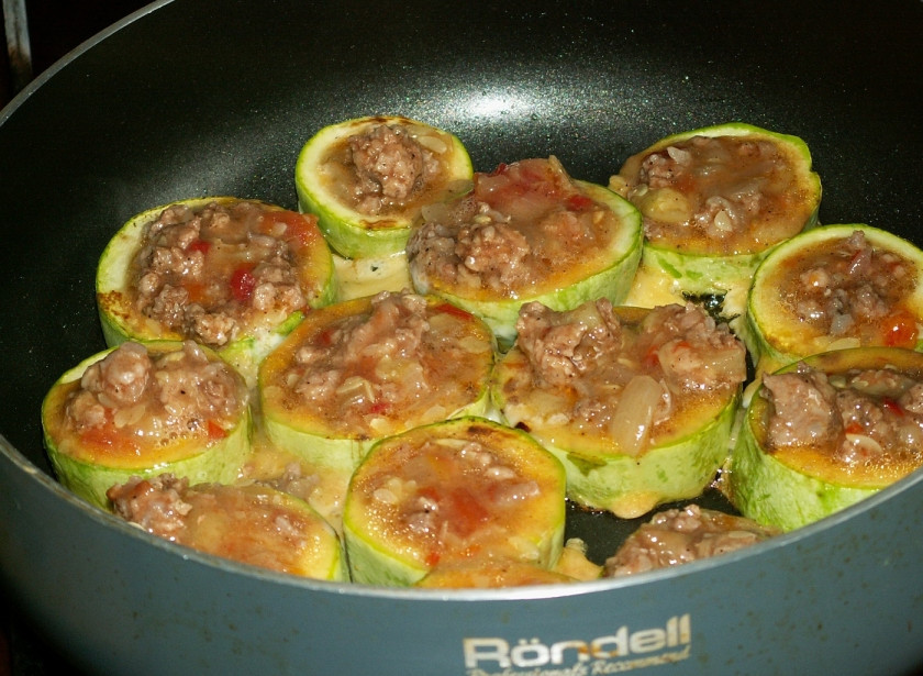 1. Этап. Кабачки с фаршем и помидорами: Теперь жарим кольца кабачков на растительном масле. Через 3-5 минут (когда края кабачков обжарятся) добавляем в них приготовленную начинку.