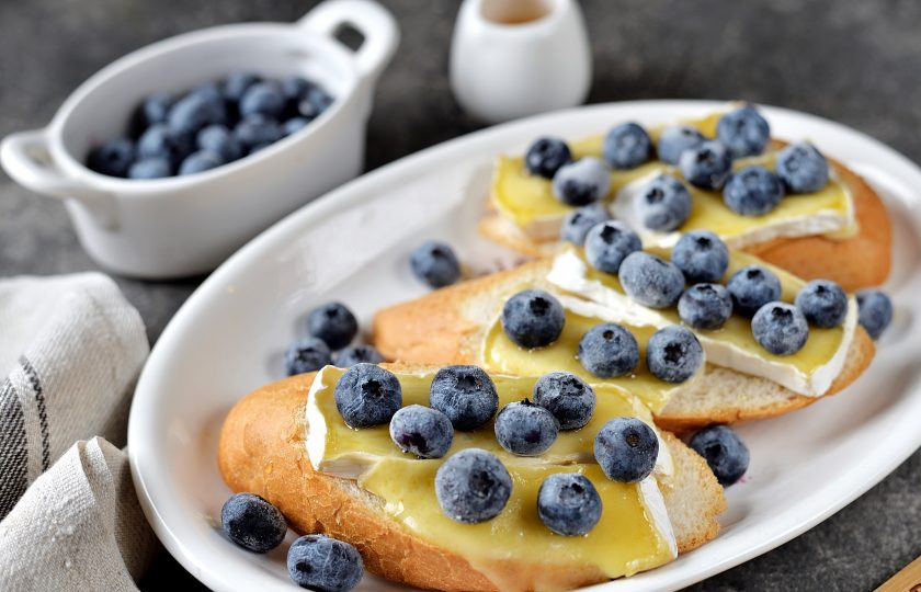 1. Этап. Тост с голубикой и сыром Бри: Быстро разложите замороженную голубику на горячие тосты и сразу же подавайте к столу.