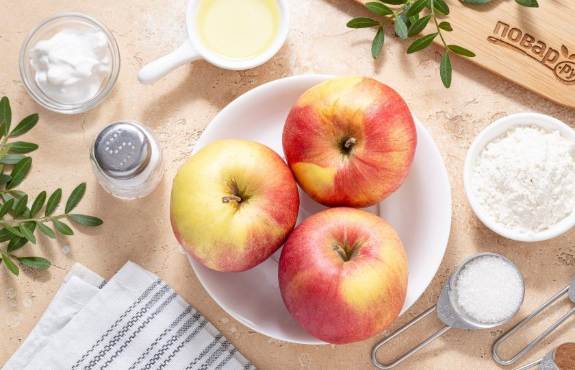 1. Этап. Драники из яблок: Подготовьте все ингредиенты.