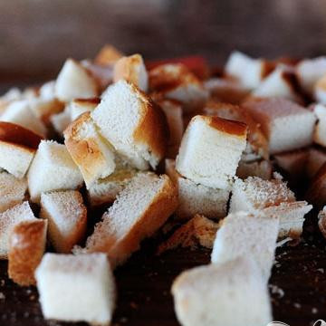 1. Этап. Салат Чизбургер: 3. Нарезать булочки для гамбургеров кубиками размером 1 см.