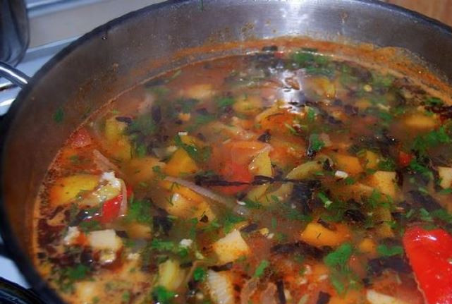 1. Этап. Кавказский суп из баранины: За 5 минут до готовности влейте гранатовый сок и добавьте специи – базилик, кориандр, соль, перец и порезанную зелень. Готовому супу дайте полчаса настояться перед подачей на стол.