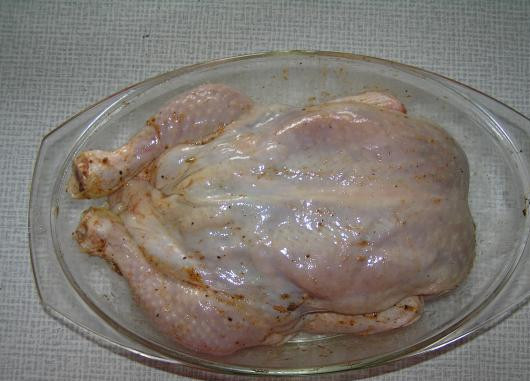 1. Этап. Курица, фаршированная луком: 7. Выложить птицу в форму, смазанную немного растительным маслом.