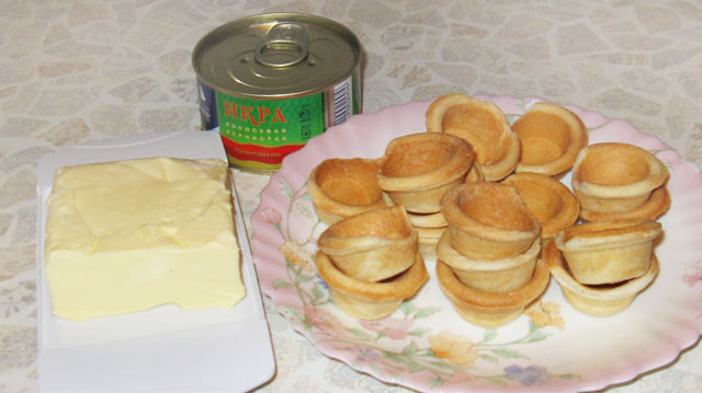 1. Этап. Тарталетки с икрой и маслом: 1. Для начала предлагаю классический рецепт тарталеток с икрой и маслом. Набор ингредиентов минимален, так что приготовить такую закуску можно в считанные минуты.