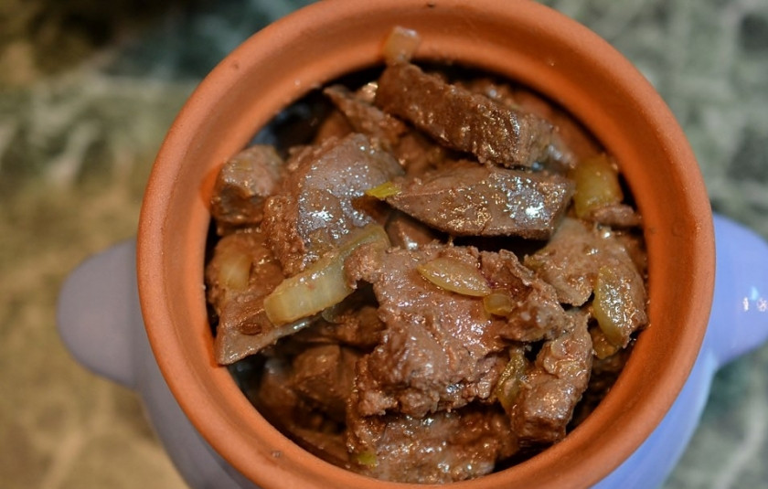 1. Этап. Сусамыр: Посолите, поперчите и выложите в порционные горшочки.