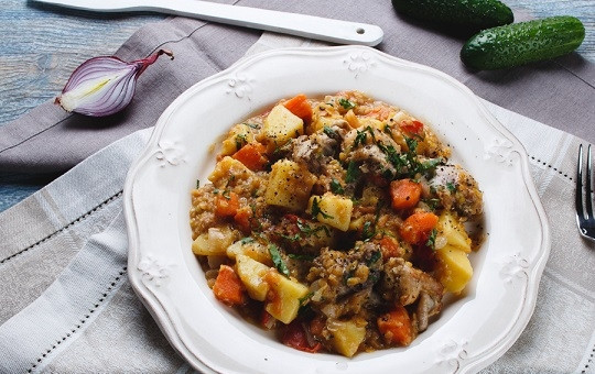 1. Этап. Рагу с курицей: 5. Когда картофель станет мягким, а курица полностью приготовится, рагу можно снимать с огня. По желанию присыпьте свежей зеленью — и можно подавать к столу. Приятного аппетита!