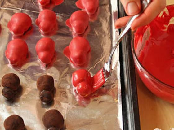 1. Этап. Трюфели-божьи коровки: 4. Растопить красную глазурь. При помощи вилки или специальных инструментов покрыть шоколадные шарики глазурью. Шарики должны быть полностью покрыты глазурью.