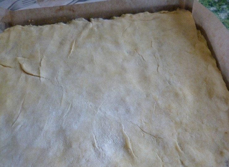 1. Этап. Пахлава на кефире: Накрываем еще одним сырым пластом теста.