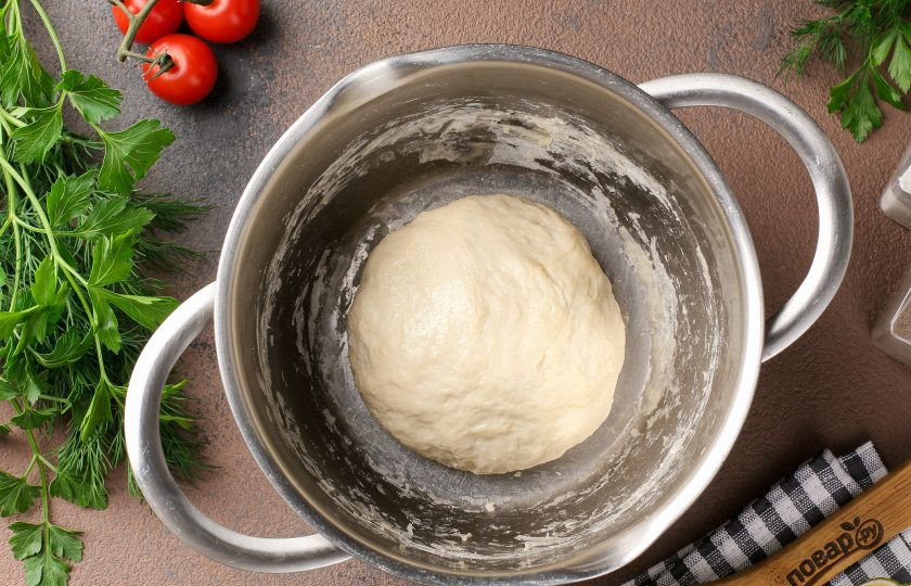 1. Этап. Пицца с горчичным соусом: Замесите руками мягкое и чуть липкое тесто. Смажьте его растительным маслом, накройте полотенцем и оставьте в тёплом месте на 1-1, 5 часа.