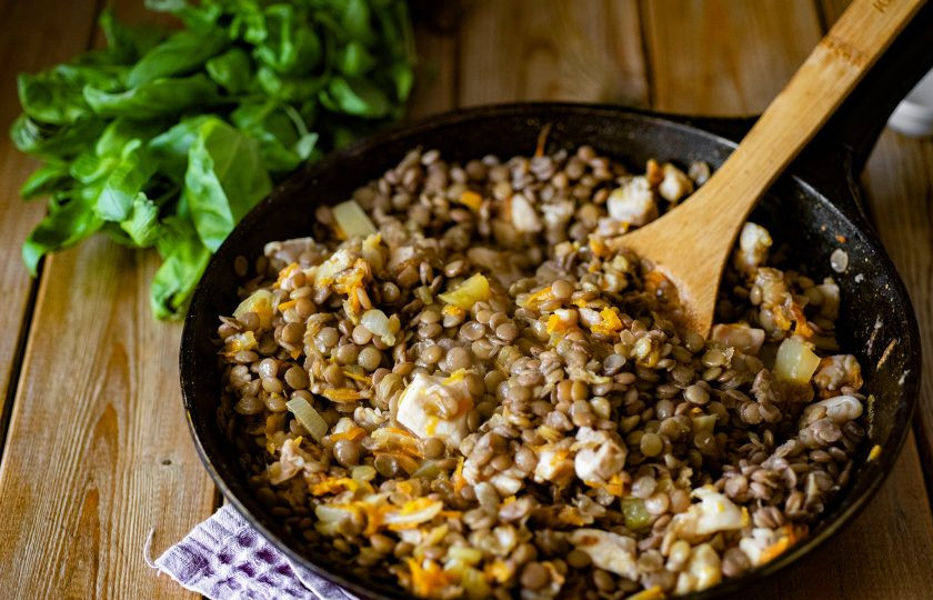 1. Этап. Зеленая чечевица с курицей: Добавьте в сковороду сваренную чечевицу, перемешайте, накройте сковороду крышкой и оставьте на маленьком огне в течение 5-7 минут пропариваться.