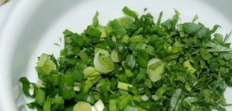 1. Этап. Семга отварная: Пока приготовьте соус. Зелень промойте и мелко нашинкуйте.