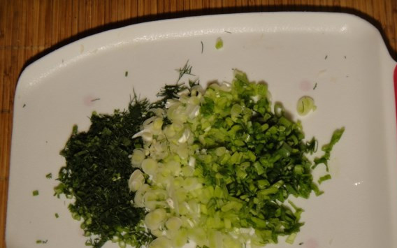 1. Этап. Ленивый капустный пирог: Зелень промойте и мелко порубите.