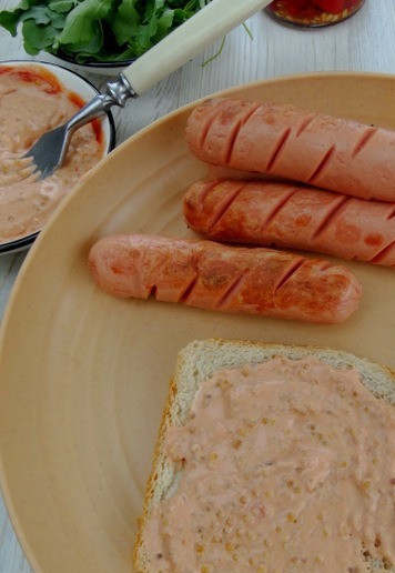 1. Этап. Хот-дог с хлебом: Перемешать кетчуп, майонез и горчицу. Смазать соусом хлеб.