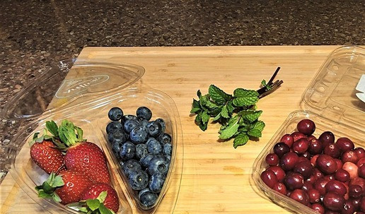 1. Этап. Тонкие блинчики на минералке с ягодами: Ягоды и зелень промыть, обсушить