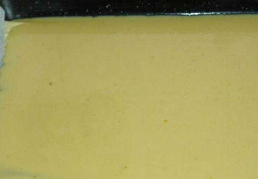 1. Этап. Рулет из омлета: 2. Взбиваем яйца, добавляем постепенно 30-40 граммов майонеза и соль. Для перемешивания лучше воспользоваться миксером. Полученную смесь заливаем в форму для запекания (с высокими бортиками), предварительно смазав ее сливочным маслом.