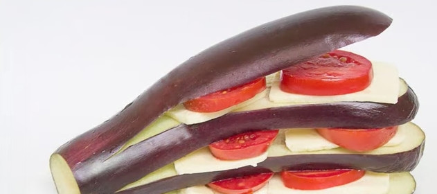 1. Этап. Баклажан веером: На каждый ломтик баклажана выложите сыр и кружочки помидоров.