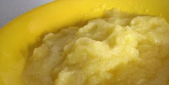 1. Этап. Пюре из яблок для грудничка: Затем его нужно натереть на самой мелкой тёрке или очень тщательно измельчить на блендере. Если вы решили воспользоваться тёркой, то она должна быть из нержавеющей стали или же из пластмассы. Если использовать другую тёрку, то яблоки начинают быстро окисляться и потеряют большую часть витамина С. Возможно, что после прохождения через тёрку пюре ещё будет содержать комочки, тогда следует пропустить его через сито.