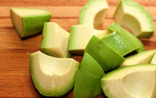 1. Этап. Печеный картофель с соусом из авокадо: Авокадо очищаем от кожуры и косточки, нарезаем на крупные кусочки.