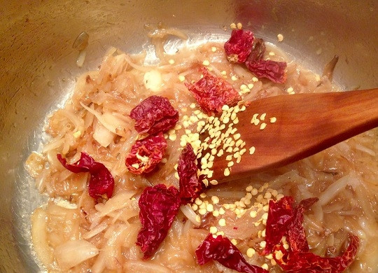 1. Этап. Запеченное мясо с корицей и приправами: 10. Добавьте перец и немного бульона (воды). Пусть на медленном огне томится, пока не испарится вся жидкость, а соус не станет практически однородным.