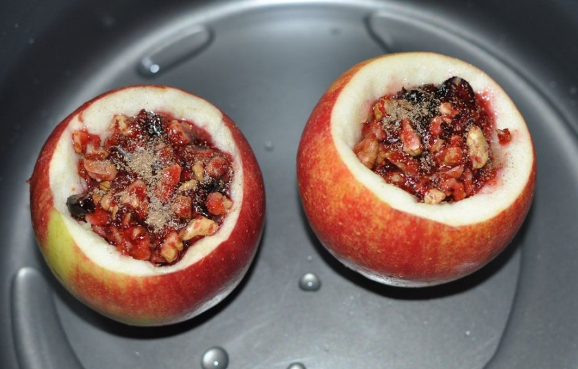 1. Этап. Яблоки по-вешенски: Выложите в подготовленные блоки начинку. Присыпьте корицей сверху.