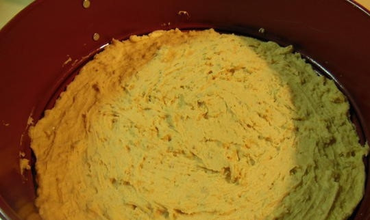 1. Этап. Торт Коровка: 5. Приступайте к формированию коржей. Разделите тесто на 5 частей. Уложите каждую часть в форму. Предварительно присыпьте форму мукою, чтобы тесто не прилипало к рукам.