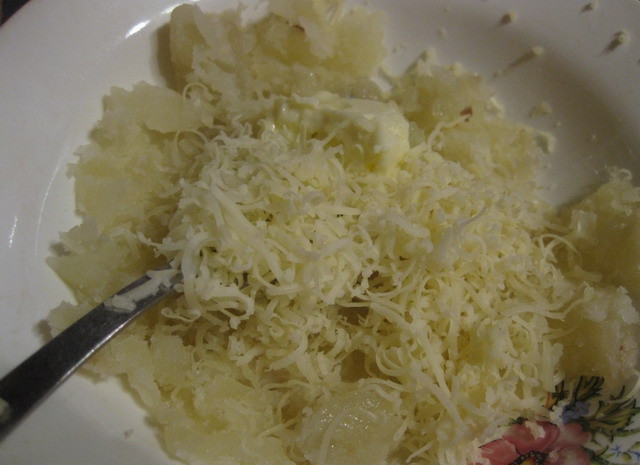 1. Этап. Картофель в фольге с сыром: Ввести в картофельную массу тертый сыр (примерно 50% от общего количества), тщательно перемешать.