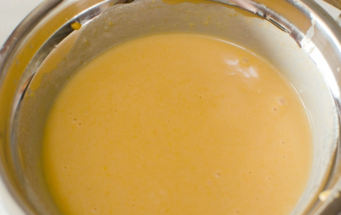 1. Этап. Запеканка из картофеля, ветчины и сыра: Сначала сделайте заливку. Для этого расплавьте 200 г сыра, а потом смешайте его с молоком, водой и крахмалом.