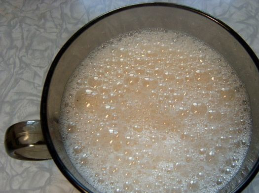 1. Этап. Омлет фаршированный: Яйца разбиваем в глубокую посуду, добавляем воду, соль и перец, тщательно взбиваем все.