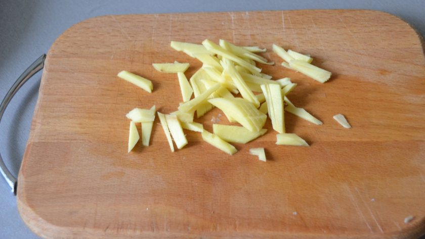 1. Этап. Кальмары в чесночном соусе: Нарежьте соломкой корень имбиря.