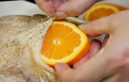 1. Этап. Курица, фаршированная апельсинами: 3. Теперь нарезаем апельсин кольцами и выкладываем внутрь тушки. Апельсин лучше не нарезать мелко, поскольку потом его легче убрать. Свою задачу он выполнит - наполнит и пропитает соком мясо. Многие любят нарезать дольки мелко, чтобы потом вкушать вместе с мясом - это по вашему желанию.