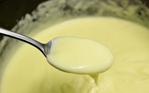 1. Этап. Крем заварной для медовика: 3. На медленном огне уварите крем до загустения, постоянно помешивая.