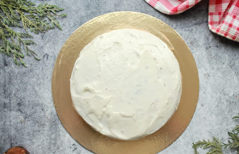 1. Этап. Торт Белые ночи: Соберите торт. Каждую часть, верх и бока смажьте и выровните кремом.