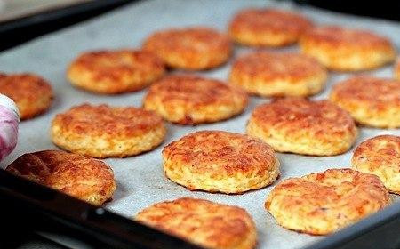 1. Этап. Печенье с беконом и сыром: Затем вынимаем противень и даем печенью остыть.