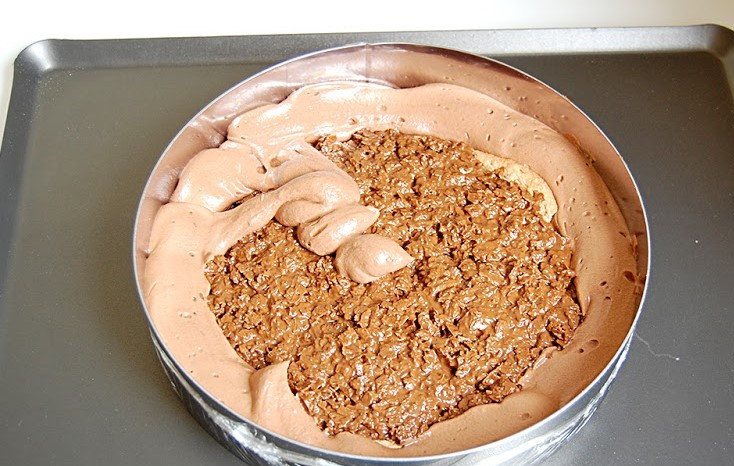 1. Этап. Торт Царский: Затем заполняем пространство шоколадным муссом при помощи кондитерского мешка.